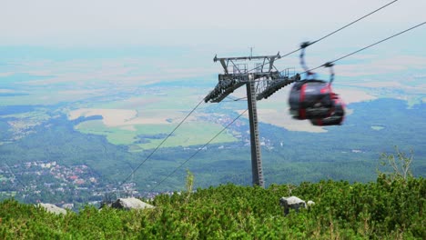 Gondola-cable-cars-rush-up-and-down-the-green-summer-slopes-of-High-Tatra-Mountains,-Slovakia,-time-lapse