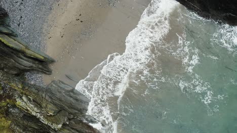 Meereswellen,-Die-Am-Ufer-Des-Torpoint-Auf-Der-Rame-Halbinsel-Im-Südosten-Von-Cornwall,-England,-Plätschern