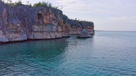 Calm-Seascape-And-Rugged-Cliffs-Near-The-Bahia-de-las-Aguilas-In-Pedernales,-Dominican-Republic