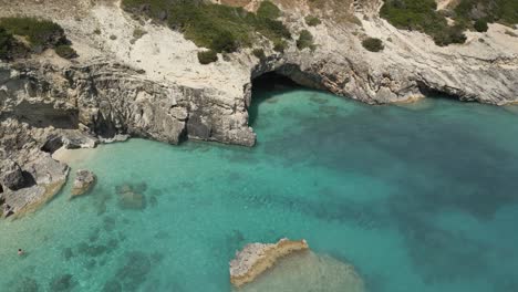 Cuevas-Marinas-Costeras-En-La-Playa-De-Xigia-En-La-Isla-De-Zakynthos,-Grecia