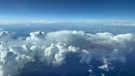 Schöner-Ausblick-Aus-Dem-Cockpit-Beim-überfliegen-Einiger-Kumulonimbuswolken-In-12000-Metern-Höhe-über-Se-Spanien