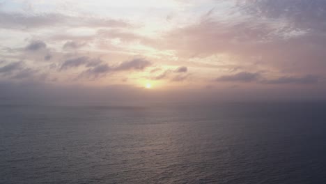 Dramatischer-Nebliger-Sonnenuntergang-über-Dem-Atlantik-In-Newquay,-Cornwall,-England
