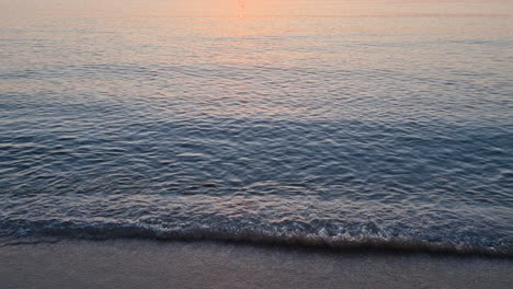 Meereswellen,-Die-Bei-Sonnenaufgang-Am-Sandstrand-Plätschern