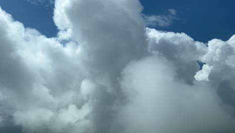 Beeindruckende-Aussicht-Aus-Einem-Jet-Cockpit,-Das-In-12000-Metern-Höhe-Fliegt-Und-Einige-Sehr-Hohe-Stürmische-Wolken-Durchdringt