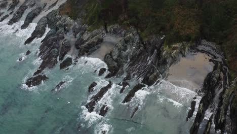 Overhead-View-Of-Rough-Waves-Crashing-Onto-Rocky-Coast-In-Polhawn-Fort,-Torpoint,-Cornwall,-UK