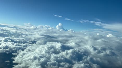 Atemberaubender-Luftpiloten-POV-Während-Einer-Linkskurve,-Um-Einem-Sturm-In-12000-Metern-Höhe-Auszuweichen