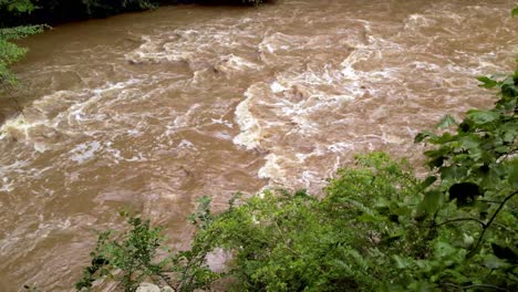 Hohes-Flusswasser,-Regenwasser-Und-Überschwemmungen-Entlang-Des-Flusses-In-Der-Nähe-Von-Galaxie-Virginia