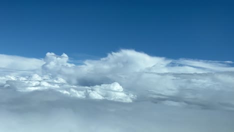 Luftpilot-Aus-Einem-Jet-Cockpit,-Während-Er-Nach-Links-Abbiegt,-Um-Schlechtes-Wetter-Zu-Vermeiden