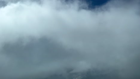 Einzigartige-Cockpitansicht,-Pilot-Aus-Der-Sicht-Des-Piloten,-Während-Er-Durch-Einige-Stürmische-Wolken-Fliegt-Und-Die-Spitze-Eines-Cumuloninmbus-In-12000-Metern-Höhe-Vermeidet