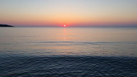 Ruhige-Geriffelte-Wasseroberfläche-Des-Meeres-Bei-Sonnenaufgang.-Zeitlupe