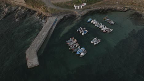 Kleine-Ufermauer-Hafen-Cornwall-Südküste-Flut-Boote-Portscatho-Roseland-Küste-Luftaufnahme-Aus-Der-Vogelperspektive