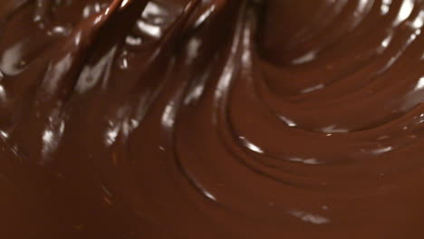 Mezclando-Chocolate-Negro-Líquido-Derretido-Con-Un-Batidor