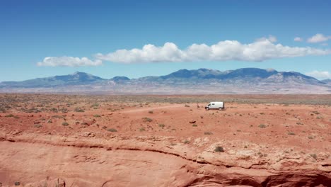 Filmische-Antenne,-Wohnmobil-minivan,-Geparkt-An-Der-Roten-Canyon-klippenseite-In-Marmorschlucht,-Arizona