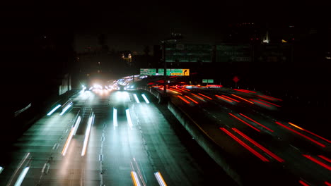 Zeitraffer-Des-Geschäftigen-Autobahnverkehrs-In-Der-Innenstadt-Von-Los-Angeles-Bei-Nacht