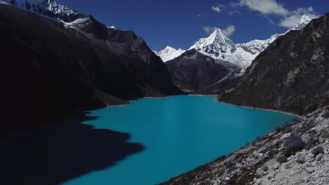 Luftaufnahme,-Die-Den-Talhang-An-Der-Laguna-Parón-Mit-Dem-Schneebedeckten-Berg-Paramount-Pictures-Hinaufsteigt