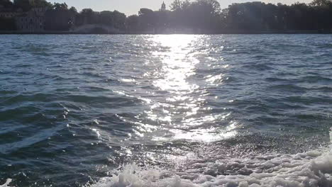 Venedig-Von-Einem-Segelnden-Boot-Sonnenlicht-Auf-Wasserspritzern-30-Bilder-Pro-Sek