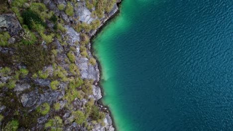 Vogelperspektive-Luftaufnahme-Des-Türkisgrünen-Seeufers-Des-Sees-Quilotoa-In-Ecuador