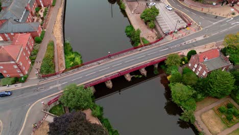 Eine-Vogelperspektive-Einer-Brücke-über-Den-Fluss-Trent-In-Newark,-England