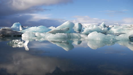 Cinematic-shot-of-small-icebergs-found-in-the-Jökulsárlón-national-park-in-Iceland