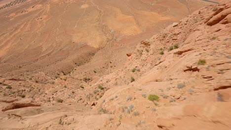 Fpv-drohne,-Die-Rote-Felsklippen-Von-Antelope-Pass-Vista-In-Arizona-Hinunterfliegt