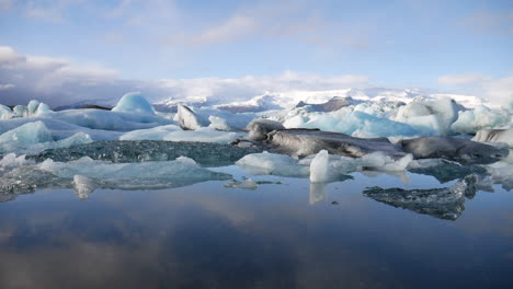 Toma-De-Elevación-Cinematográfica-De-Pequeños-Icebergs-Encontrados-En-El-Parque-Nacional-Jökulsárlón-En-Islandia