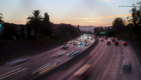 Zeitraffer-Des-Geschäftigen-Autobahnverkehrs-Mit-Bewegungsunschärfe-In-Los-Angeles-Zur-Goldenen-Stunde