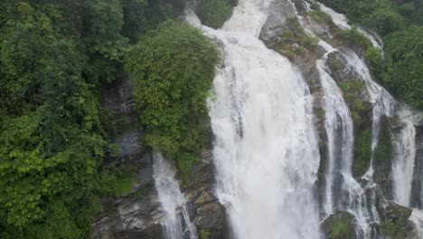 Luftaufnahme-über-Die-Wasserfälle-Von-Wachirathan.-Dolly-Richtig