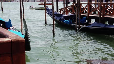 Venice-gondola-floating-2-cam-slow-motion-HD-30-frames-per-sec-46-sec