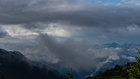 Lapso-De-Tiempo-Al-Atardecer-Con-Mar-De-Nubes-Y-Luz-Colorida-En-La-Montaña-De-Himachal-Pradesh,-India