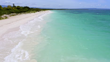 Wellen,-Die-Im-Sommer-In-Der-Dominikanischen-Republik-Auf-Die-Weiße-Sandküste-Von-Pedernales-Beach-Treffen