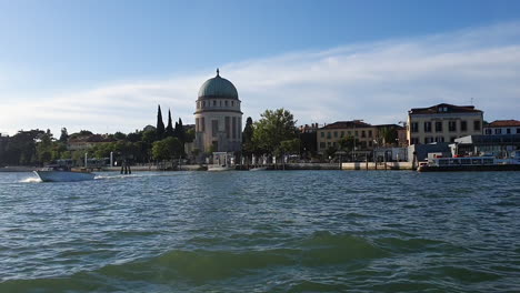 Venedig-Von-Einem-Segelnden-Boot-Sonnenlicht-Auf-Wasser-Spritzt-30-Bilder-Pro-Sek-Mit-Kirche-Kuppel-Insel-14_sec