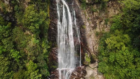 Orbitale-Luftaufnahme-Eines-Fadenförmigen-Wasserfalls-In-Südostasien