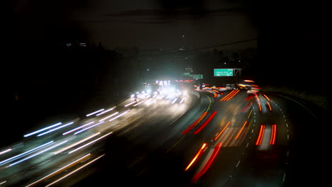 Zeitraffer-Des-Verkehrs-Auf-Der-Autobahn-Mit-Bewegungsunschärfe-In-Los-Angeles-Bei-Nacht