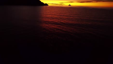 Luftaufnahme-über-Dem-Wasser,-Die-Einen-Orangefarbenen-Sonnenuntergang-Am-Titicaca-See-In-Peru-Enthüllt