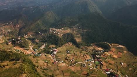 Eine-Malerische-Luftaufnahme-Blickt-Bergab-Zu-Einem-Ackerlandtal-In-Den-Südostasiatischen-Bergen