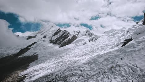 Drohnenblick-Auf-Einen-Gefrorenen-Gletscherhang-Hoch-In-Den-Anden-An-Einem-Bewölkten-Tag
