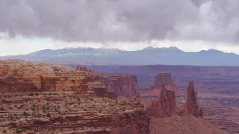 Zeitraffer-Von-Wolken,-Die-Im-Canyonlands-Nationalpark-Fließen