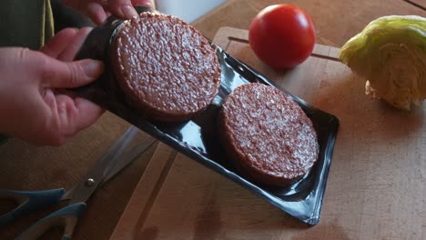 Koch-öffnet-Eine-Packung-Veganer-Burger-In-4k-Zeitlupe