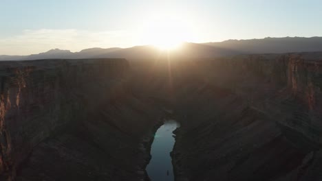 Luftbild-Des-Colorado-River,-Der-Während-Des-Sonnenuntergangs-Durch-Die-Marmorschlucht-In-Arizona-Fließt