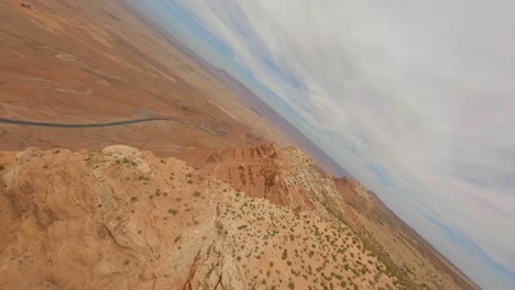 Antenne-Fpv,-Rote-Felsklippen-Der-Antilope-Passieren-Vista-In-Arizona