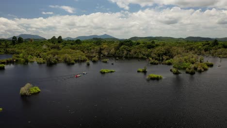 Luftverfolgung:-Zwei-Kanus-In-Den-Feuchtgebieten-Eines-üppigen-Grünen-Mangrovenwaldes-Im-Botanischen-Garten,-Rayong,-Thailand