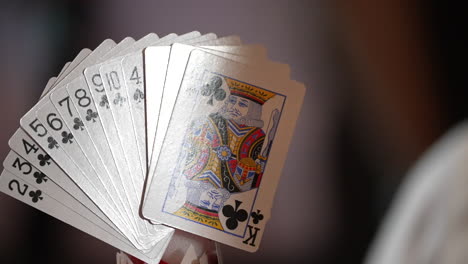 Eine-Hand-Hält-Die-Karten-Zum-Spielen-Der-Kartenspielhand