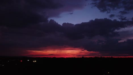 Sonnenunterganghimmel-Mit-Sich-Nähernden-Gewitterwolken-1