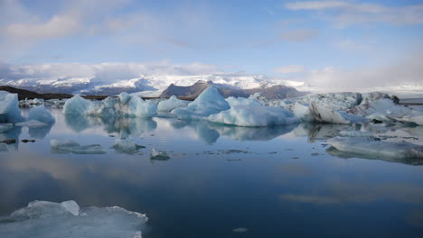 Vista-Panorámica-De-Pequeños-Icebergs-Encontrados-En-El-Parque-Nacional-Jökulsárlón-En-Islandia