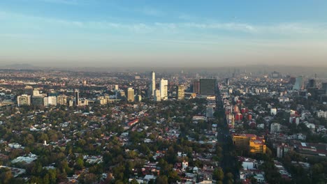 Schönes-Stadtbild-Von-Mexiko-stadt-Bei-Ruhigem-Sonnenuntergang,-Kopierraum-Im-Himmel