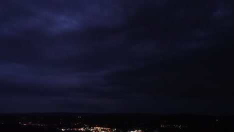 Donner-Und-Blitz-In-Einem-Sturmwolkengefüllten-Nachthimmel