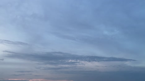 Blick-Nach-Oben-Auf-Ein-Maisfeld-Bei-Sonnenaufgang-3