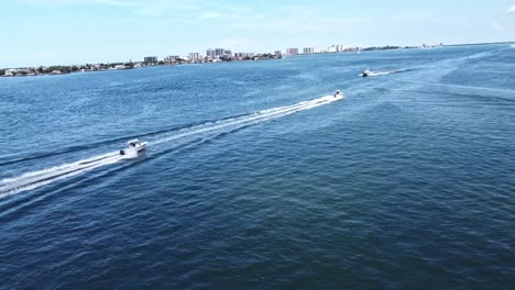 Zwei-Schnellboote-Rasen-Schnell-Durch-Ein-Meer-Aus-Smaragd--Und-Blautönen-Vor-Der-Küste-Von-Belleair-Beach-In-Florida,-Usa