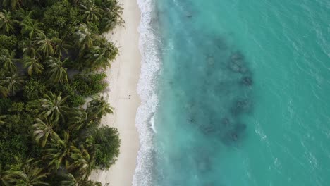 Luftaufnahme-Einer-Tropischen-Insel-Mit-Weißem-Sandstrand-Und-Türkisfarbenem-Wasser