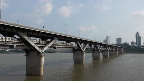 U-Bahn-Zug,-Der-Den-Han-Fluss-Auf-Der-Cheongdam-Brücke-In-Seoul,-Südkorea,-überquert